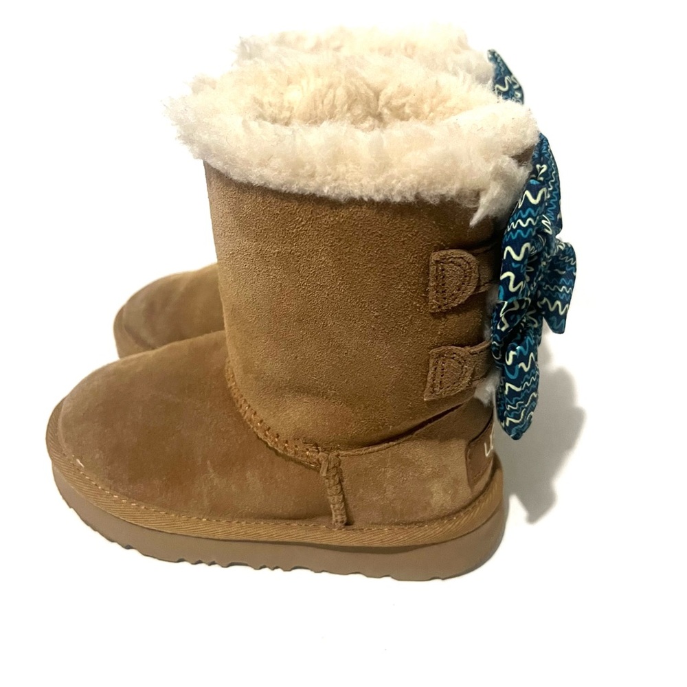 Ugg Bailey Bow Squiggles Cozy Tan Kids Boots with Blue Bow
